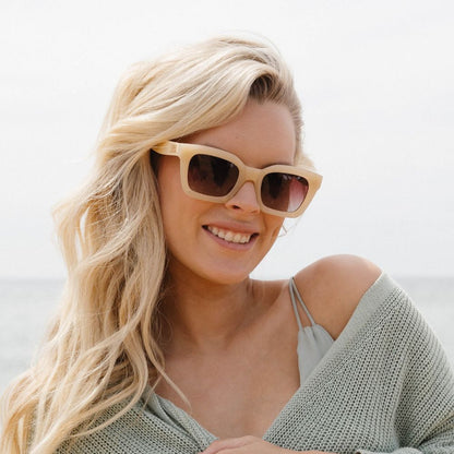 Soek Zahra Nude l Brown Gradient Lens l White Maple Arms